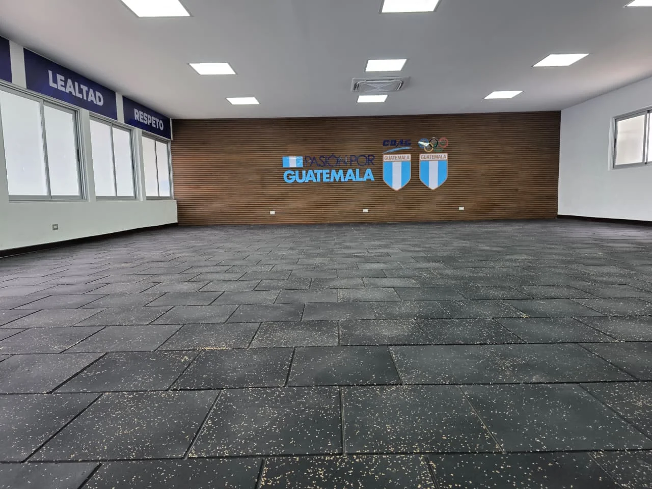 CDAG Cobán · piso de caucho retrabajado y contexto del salón
