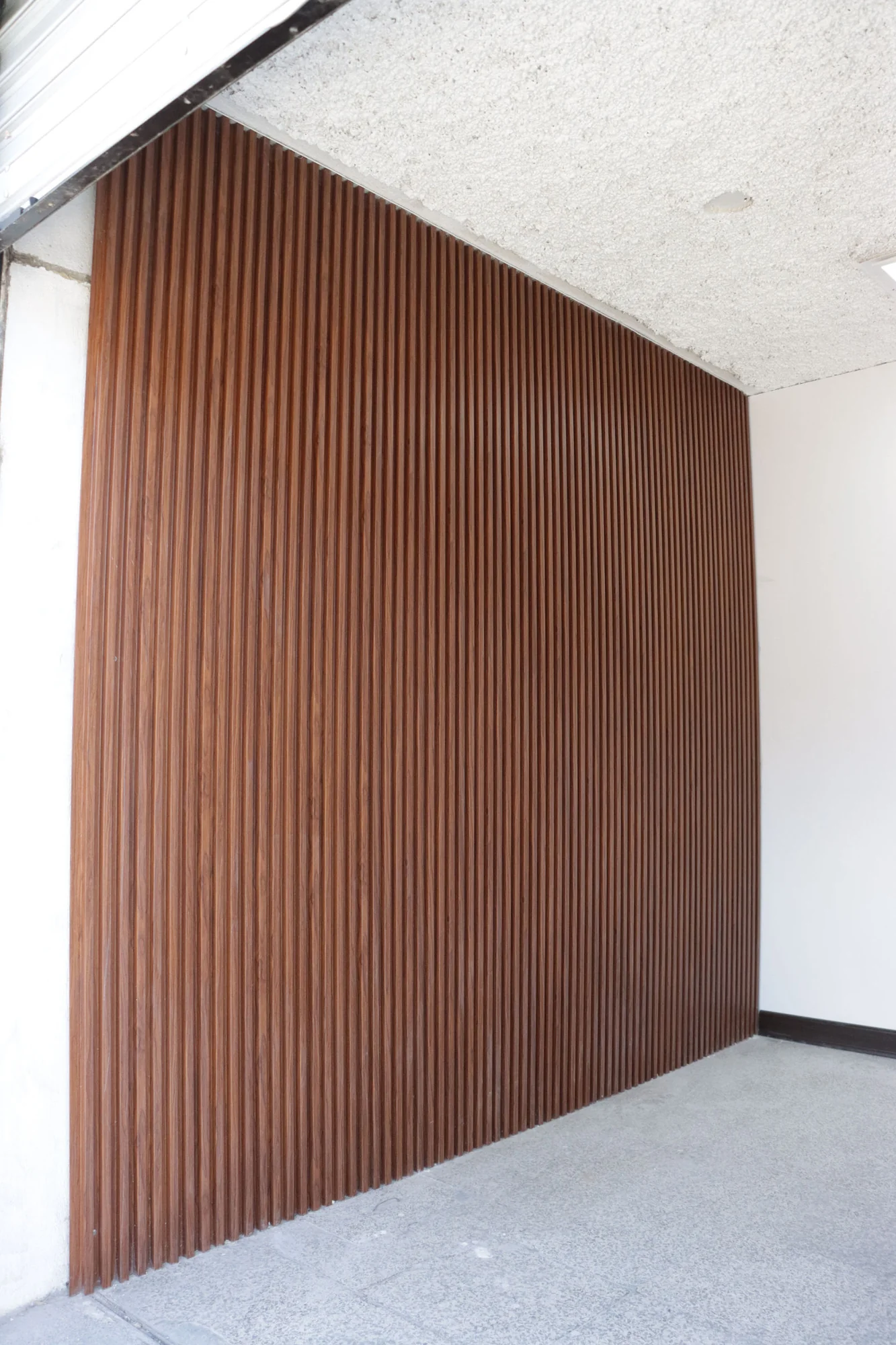 Salón de Kickboxing · detalle del revestimiento en el acceso
