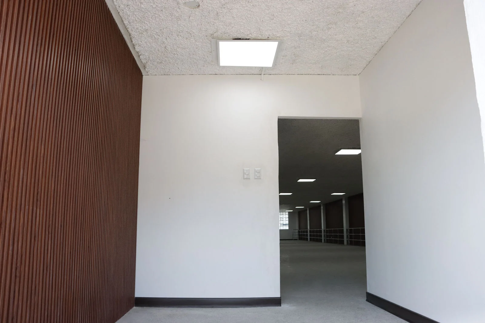Salón de Kickboxing · iluminación del vestíbulo y vista hacia el salón