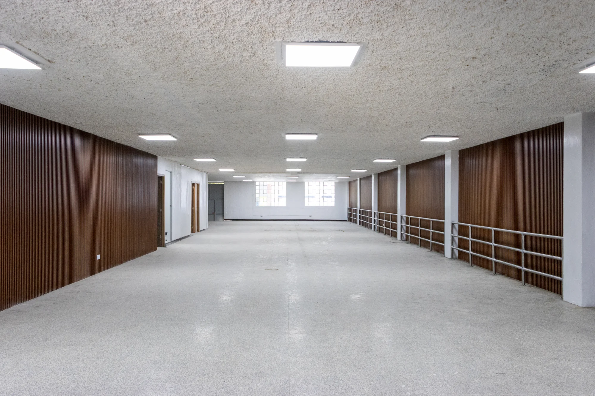 Salón de Kickboxing · vista longitudinal de iluminación
