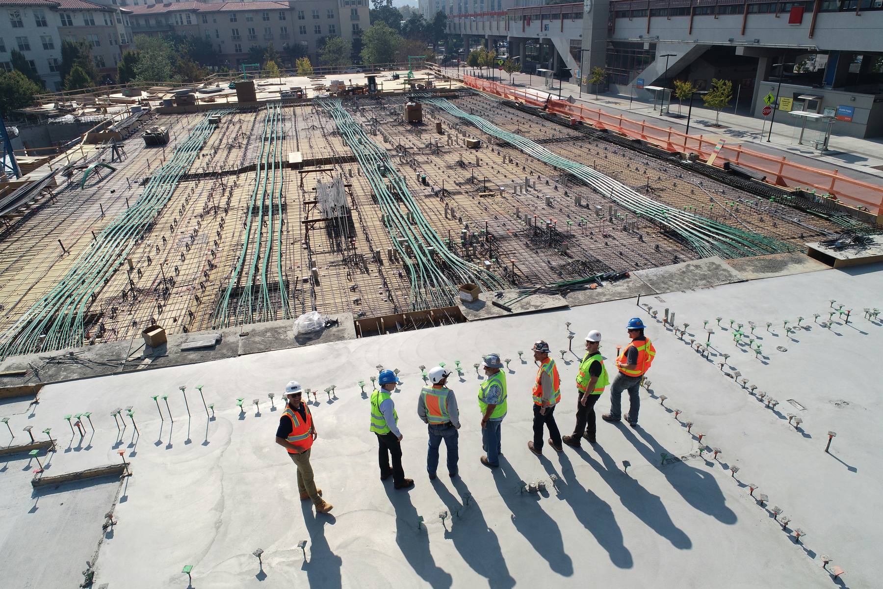 Cuadrilla en una obra de construcción, con losa de concreto y armado de acero