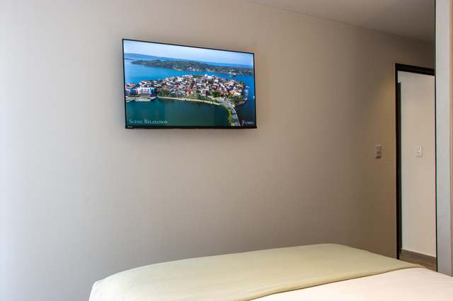 TV en pared frente a la cama principal