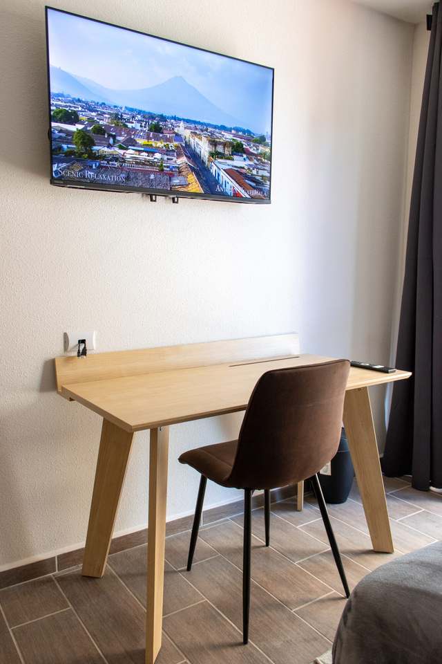Área de trabajo con escritorio, silla y TV