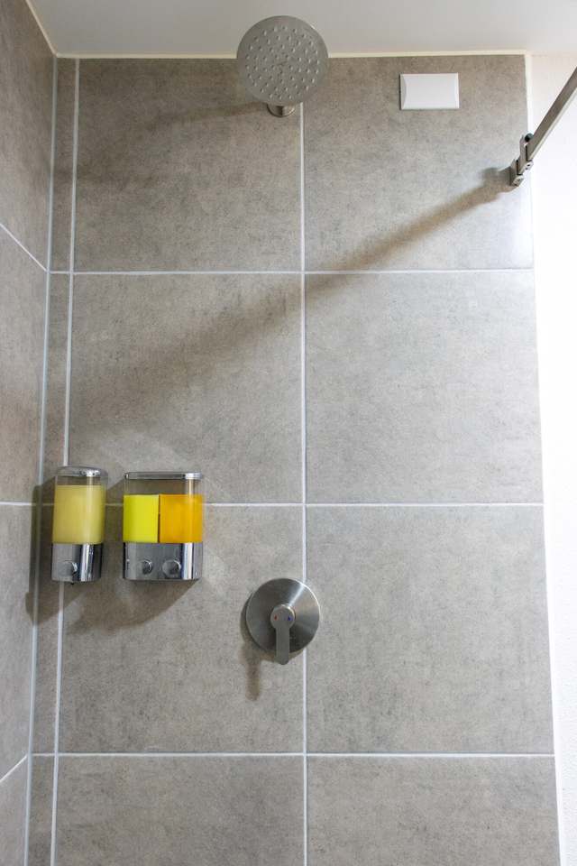 Ducha con regadera tipo lluvia y dispensadores